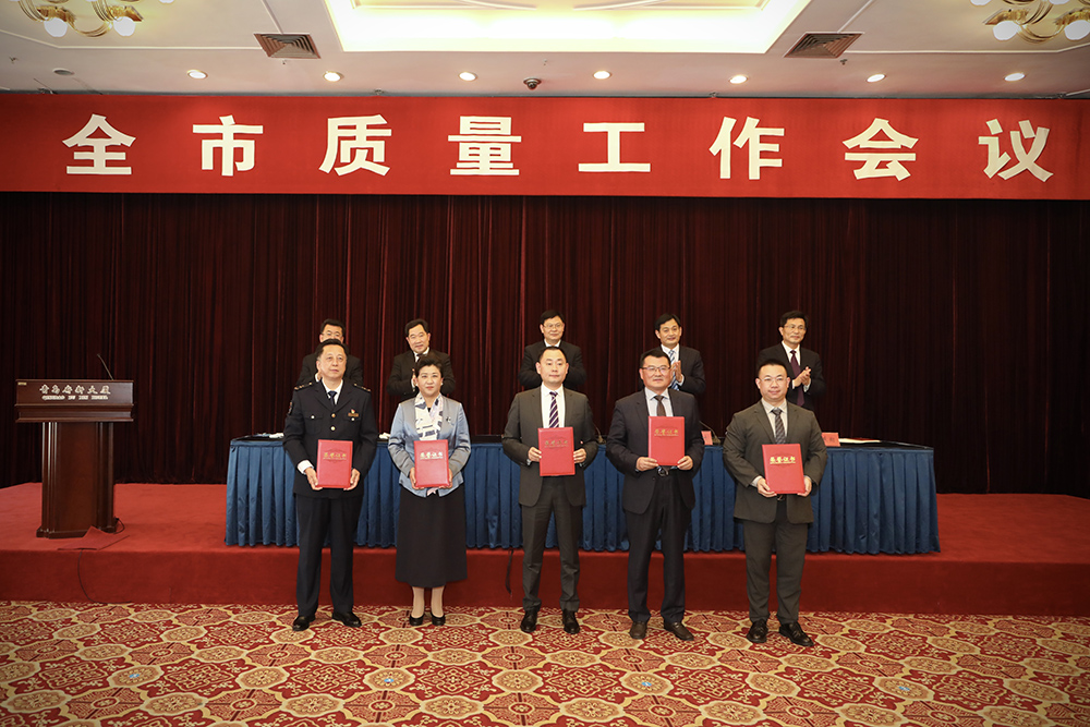 2海大生物集團(tuán)創(chuàng)始人、董事長(zhǎng)單俊偉（右二）上臺(tái)領(lǐng)獎(jiǎng).jpg